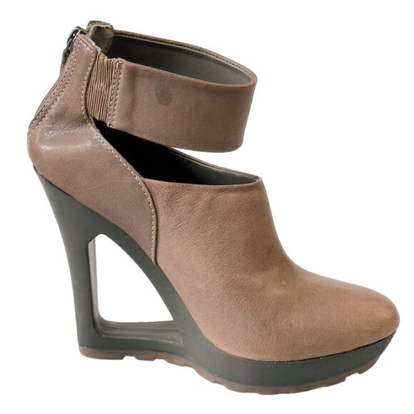 BCBG Runway Beige Leather Cutout Wedge Ankle Booties Back Zipper Size 8 - Picture 7 of 10